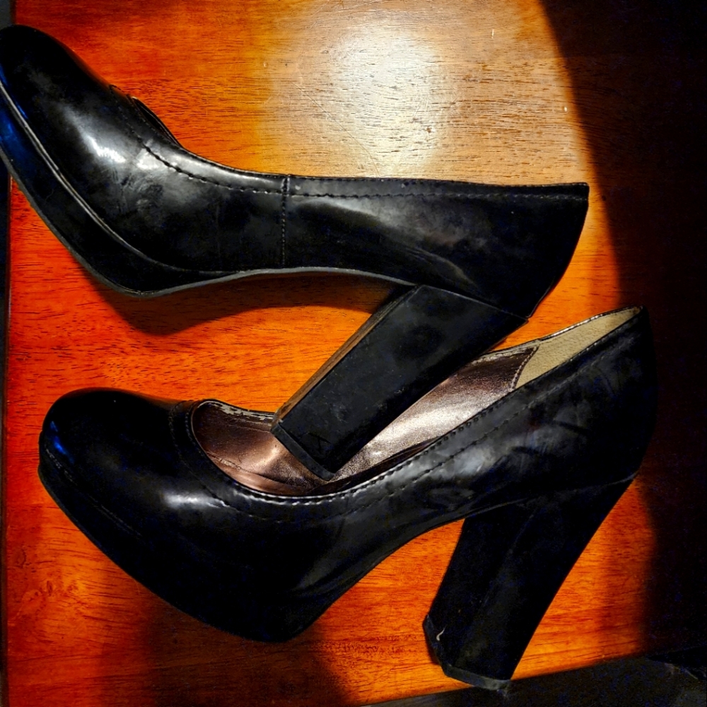 Keneth Cole black pumps size 10